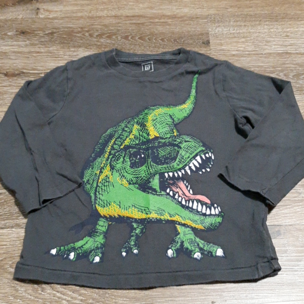GAP shirt 🦖